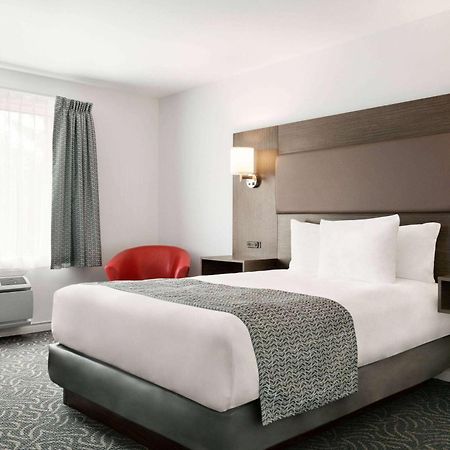 Travelodge By Wyndham Rigaud Zewnętrze zdjęcie