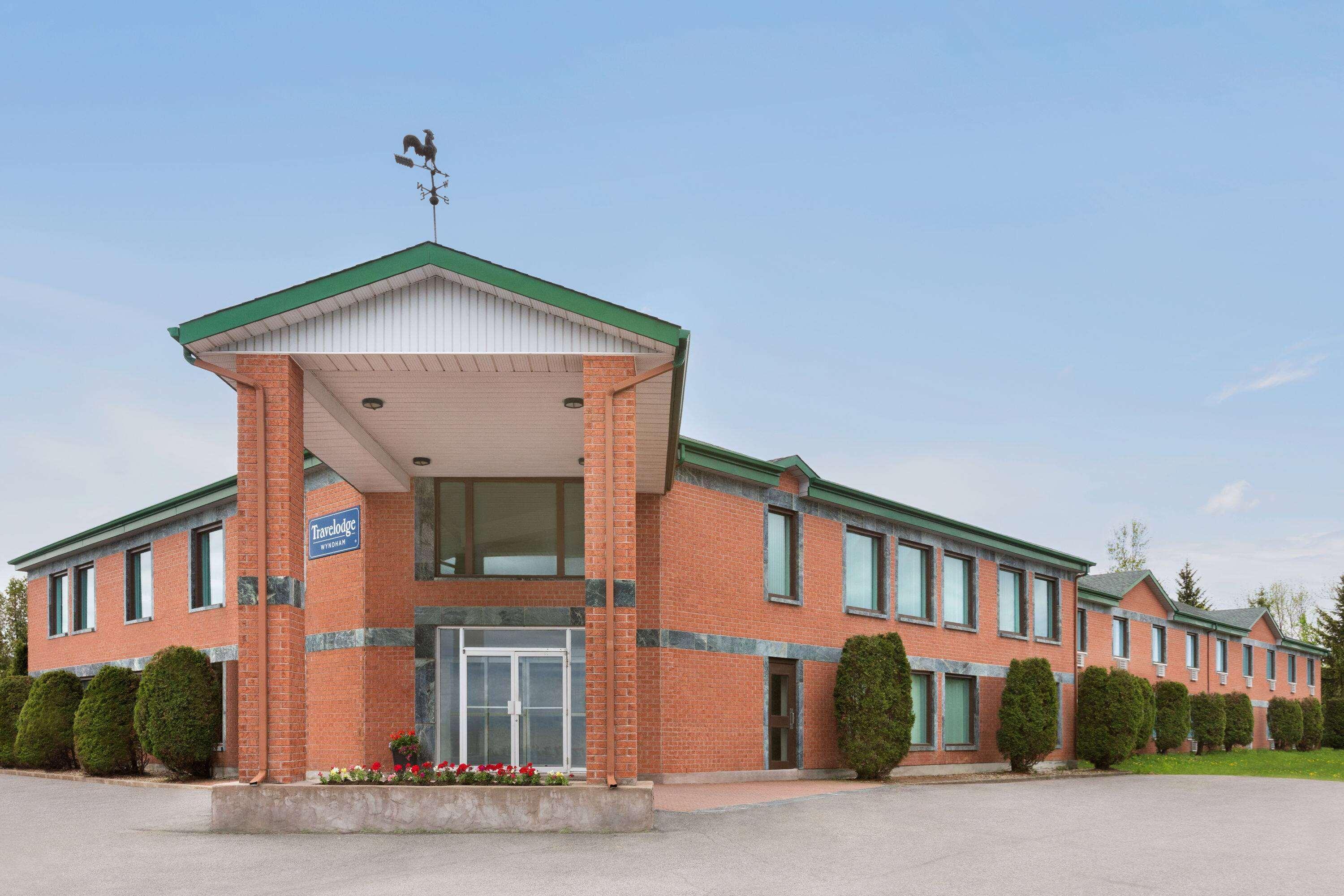 Travelodge By Wyndham Rigaud Zewnętrze zdjęcie