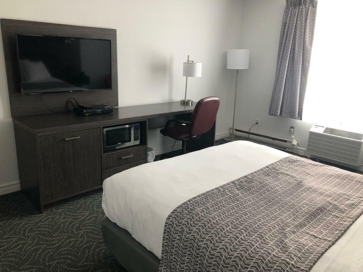 Travelodge By Wyndham Rigaud Zewnętrze zdjęcie